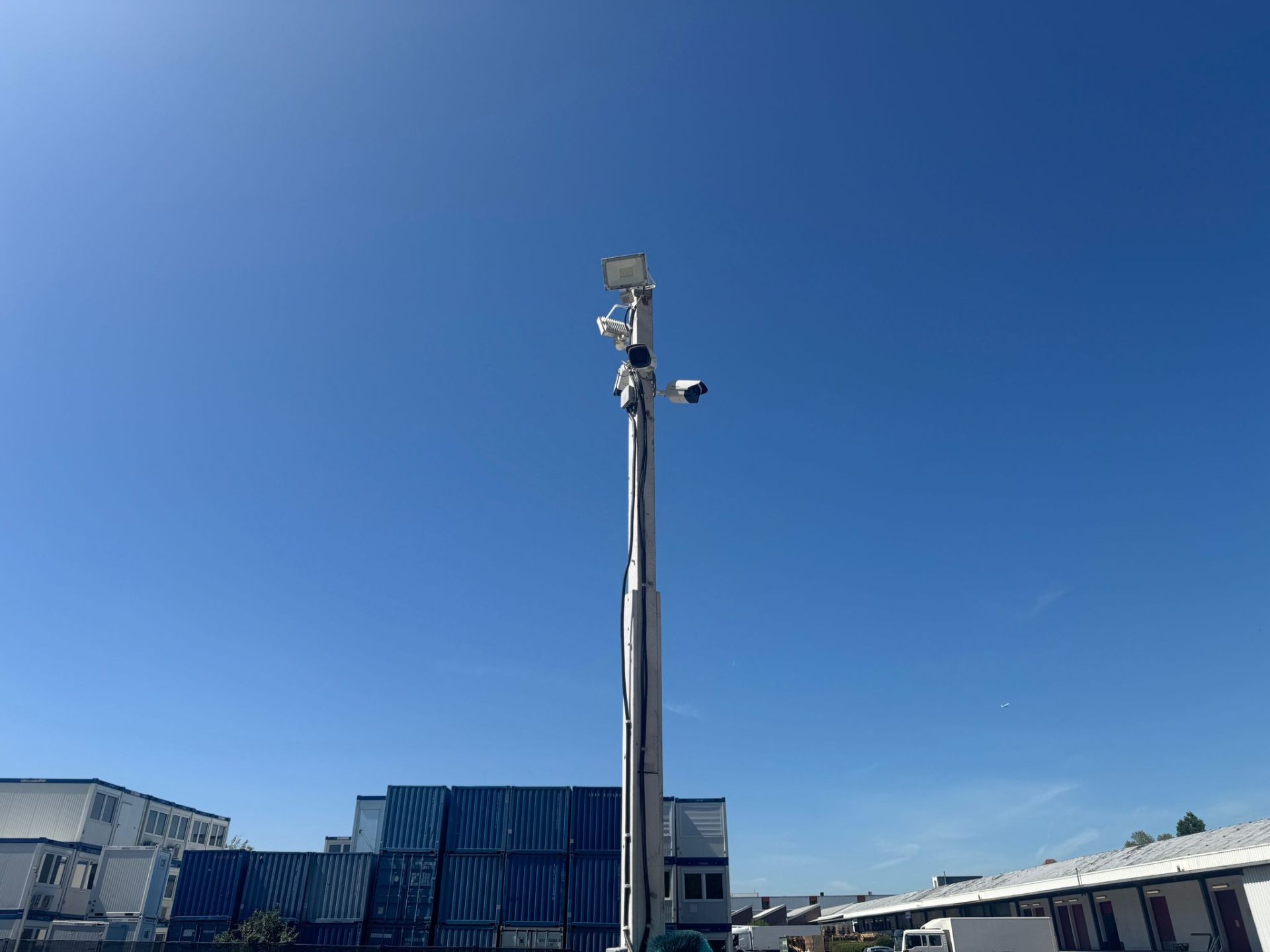 Videoüberwachung mit Flutlicht auf dem Areal